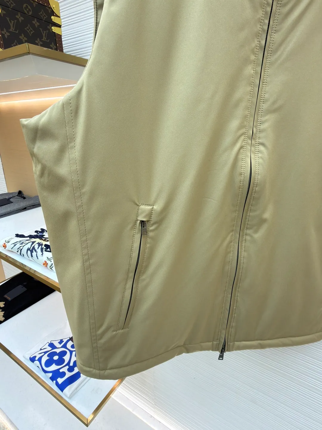 Ralph Lauren Gorham cotton vest ●Original version: Purchased and developed for 4590 ●Item number: 1682478-B50 ●Fabric: nylon fabric ●Technology: splicing production ●Color: khaki ●Version: fitted version ●Weight: about 465 grams ●Size: S-M-L-XL ●Description: Made of high-density nylon. The fabric is not only light and wear-resistant, but also effectively blocks wind and rain from the outside while keeping the inside dry. Made of soft nylon taffeta for a comfortable fit. The various parts of the vest (such as front and back panels, side panels, collar, etc.) are assembled together through precise splicing processes after being cut. When splicing, pay attention to aligning the seams to ensure that the whole piece is smooth and wrinkle-free. For the stitching at the splicing, hidden sewing technology is used to make the stitching less noticeable and improve the aesthetics. At the same time, for parts that are prone to wear and tear, such as collars and cuffs, reinforced splicing or hemming may be used to increase durability. The overall wiring is straight and delicate, the fabric is comfortable and soft, and the color is consistent without color difference. It can be matched with the same style to create a fashionable look and control various occasions. Customized accessories, complete with three standards, same style for men and women!